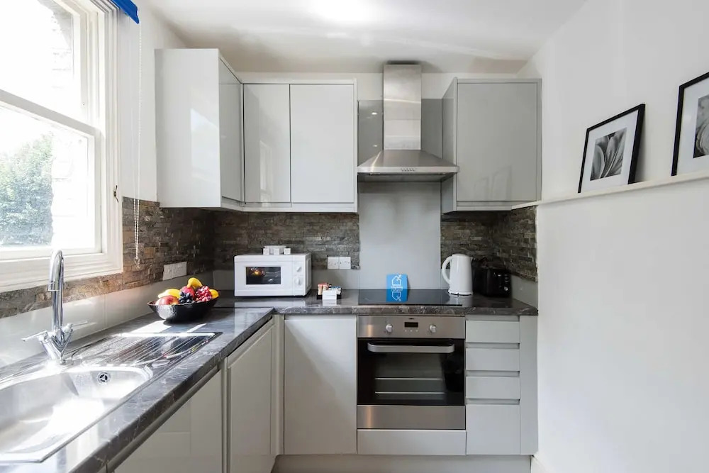 Bright and spacious 2 bed apartment 5 mins away from Earl's Court stat