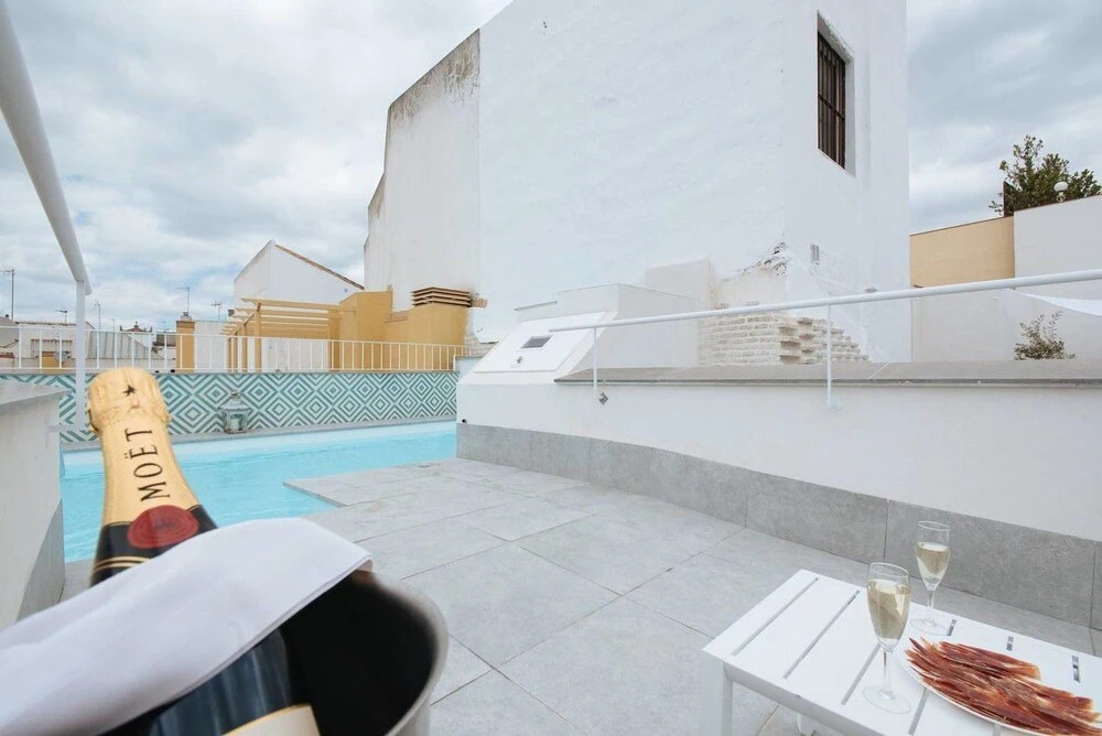 Sevilla Alquila Suites Plaza del Salvador con piscina climatizada