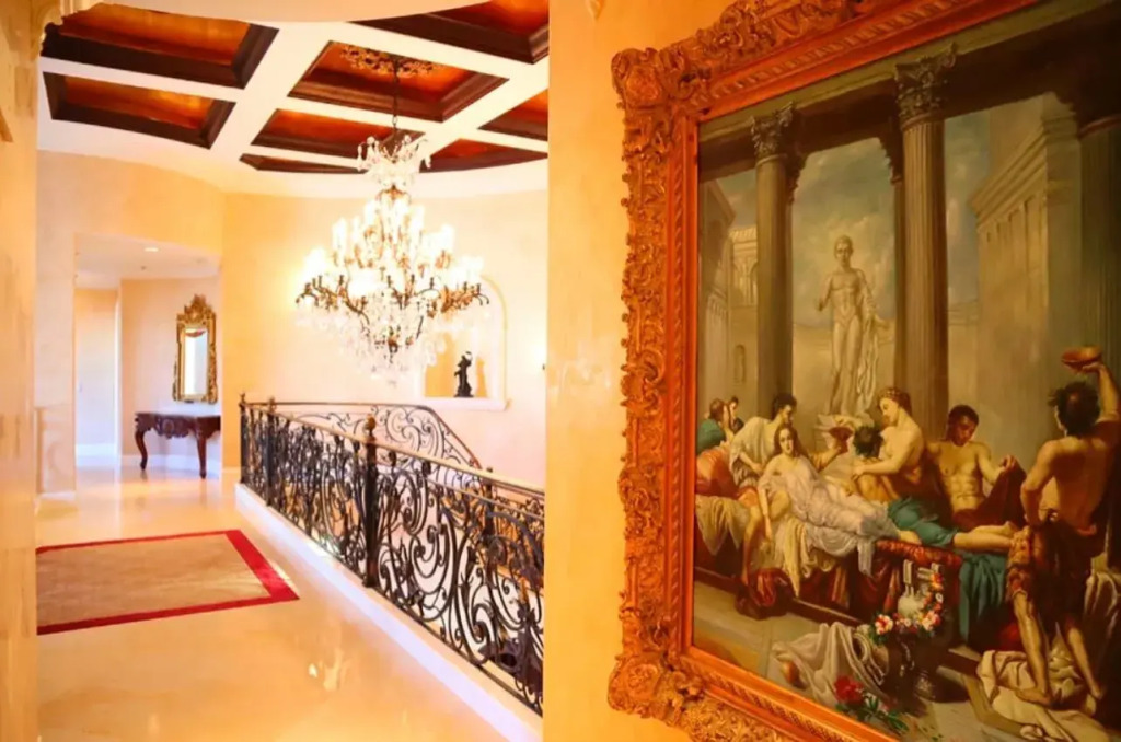 Extravagant Golden Mansion 6 Bedrooms 8 Bathrooms in the Finest Las Olas Area