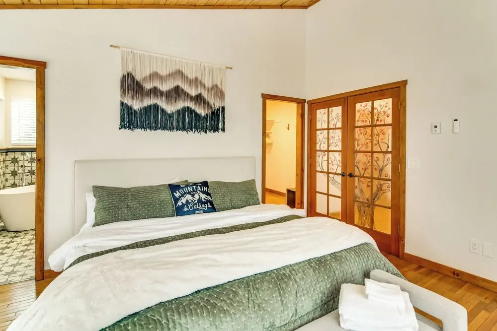 Wooded Retreat w/ Private Hot Tub in Evergreen
