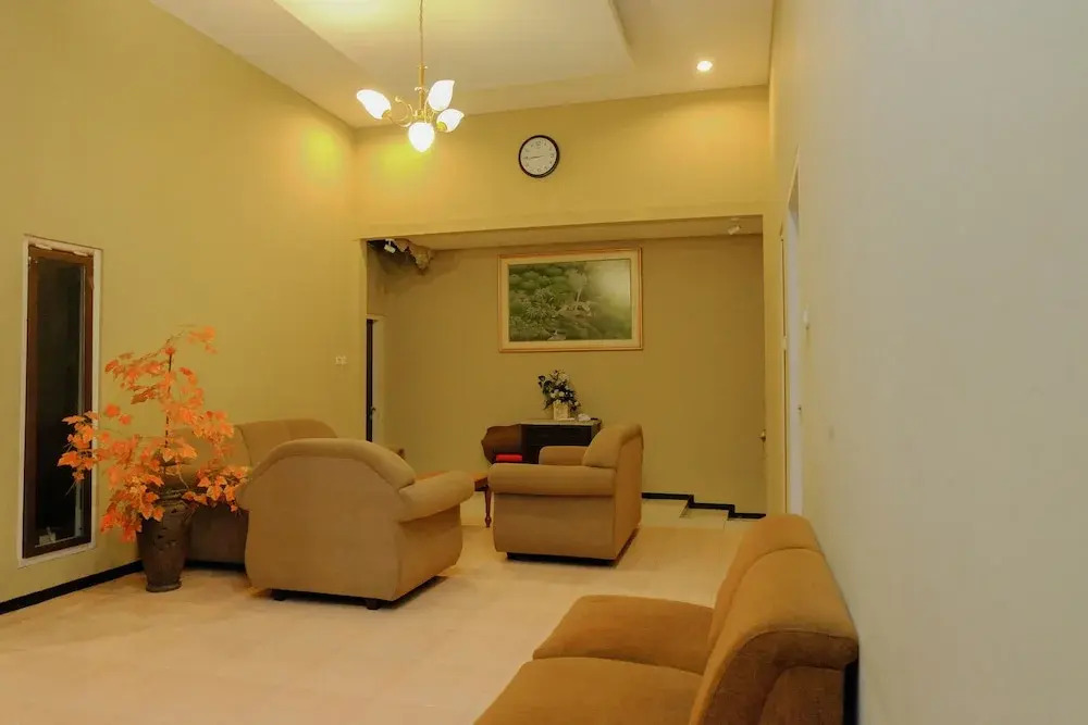 OYO Life 93382 Gajayana Kost Female Only Syariah