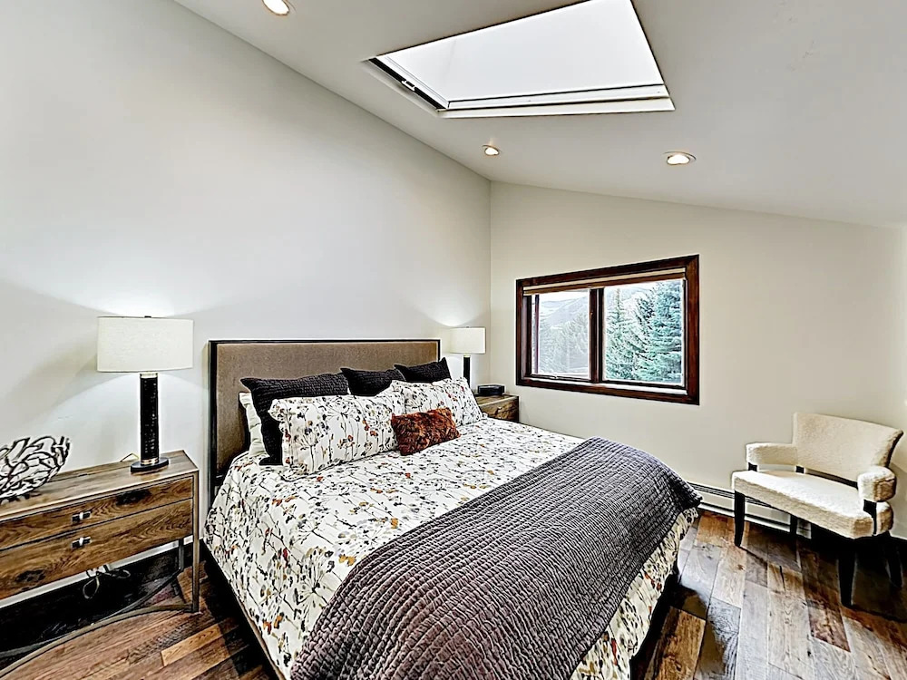 New Listing! Modern Mountain Ski W/ Balcony 3 Bedroom Condo