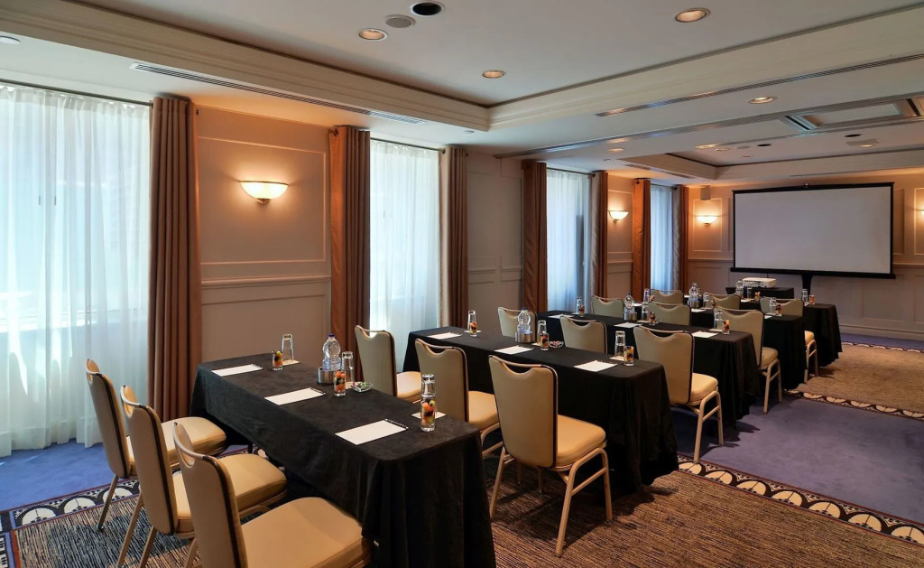 Vogue Hotel Montreal Downtown, Curio Collection by Hilton