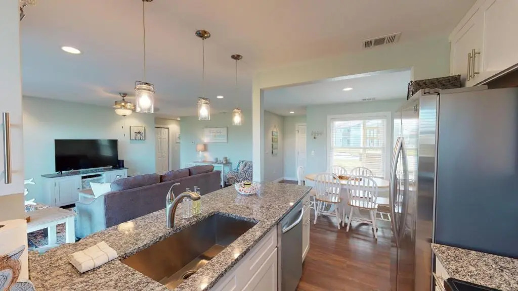 AH-D115 Newly Remodeled First Floor Condo, Shared Community Pool & Hot Tub