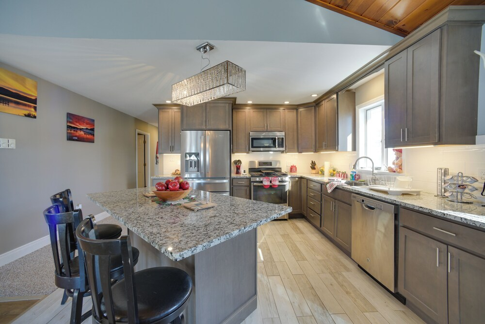 3 Blocks to Lake George Village: Spacious Home
