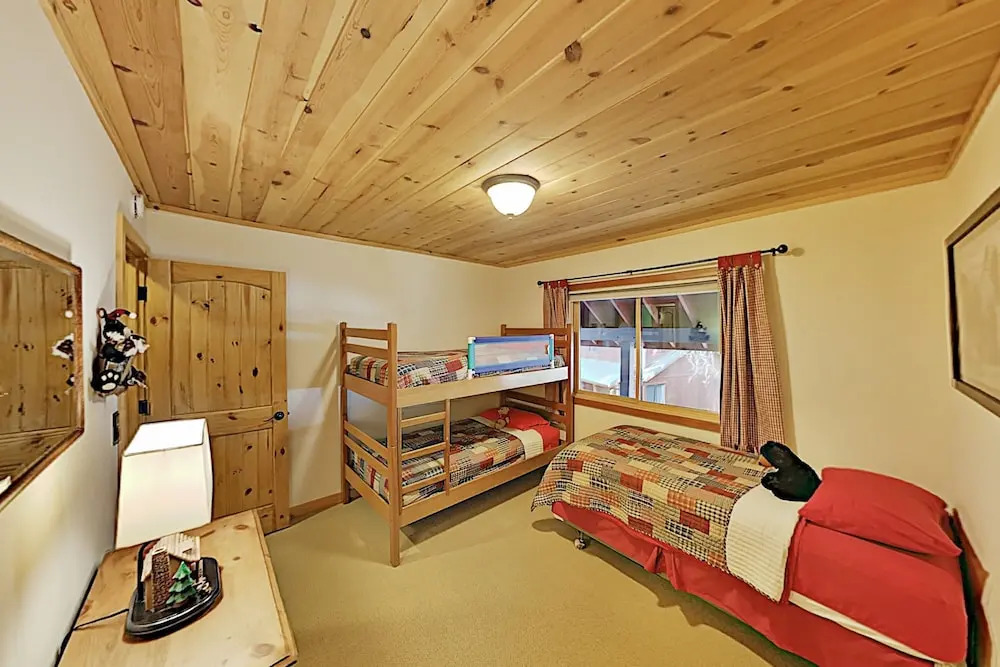 Roomy Forest-view W/ Private 2-car Garage 4 Bedroom Home