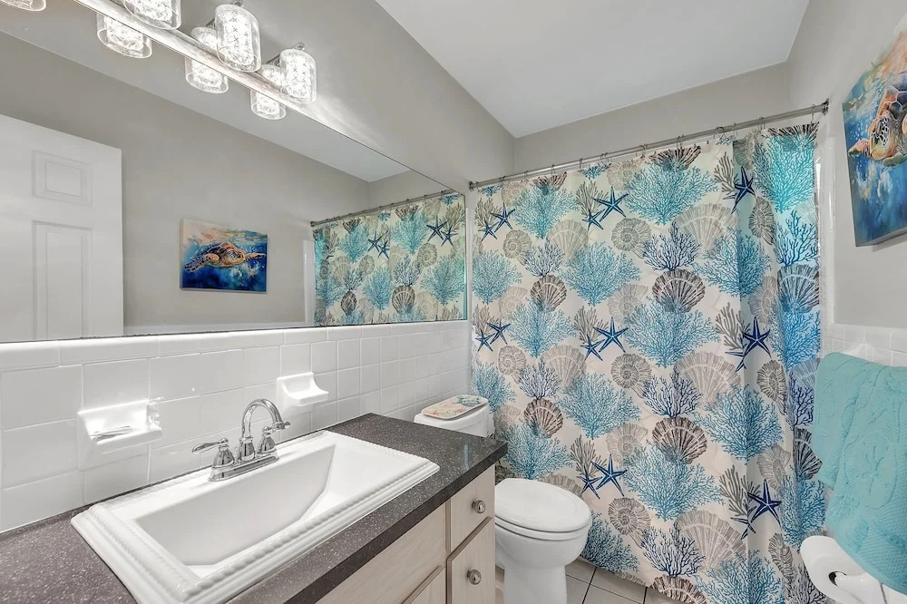 Sunny Retreat In Clearwater 2 Bedroom Home by RedAwning
