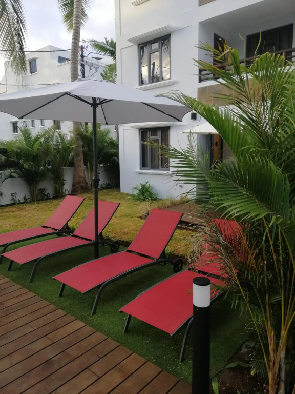 Les Cerisiers - NEW Beach Apartment with Pool, Centrally Located in Flic-en-Flac