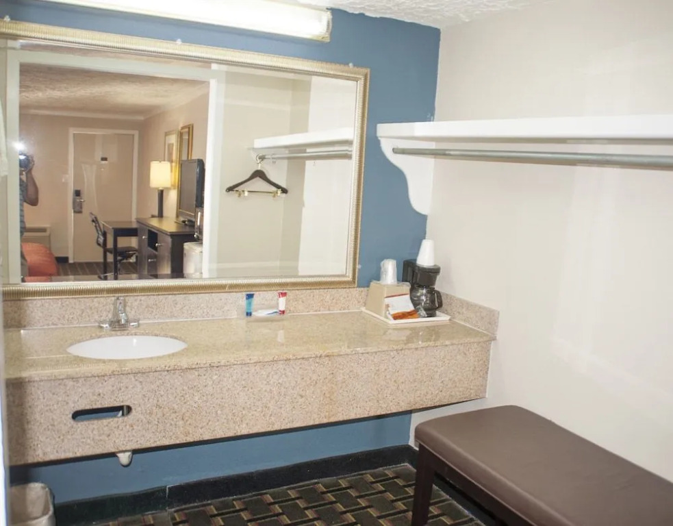 Victorian Inn & Suites
