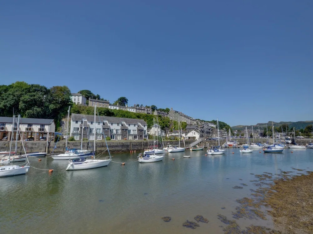 Serene Holiday Home in Porthmadog near Beach