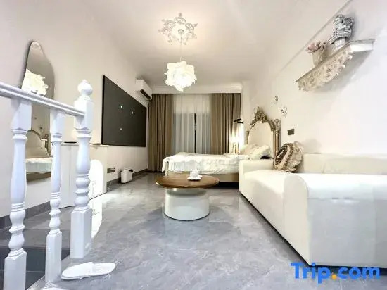 Yuli Design Apartment (Longhu Tianjie Haikou West High-speed Railway Station Store)