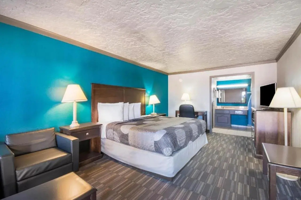 Econo Lodge Inn & Suites