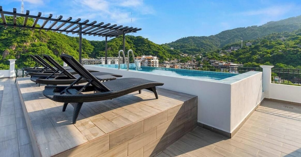 New 1 BR Condo - Rooftop Pool - Oceanview