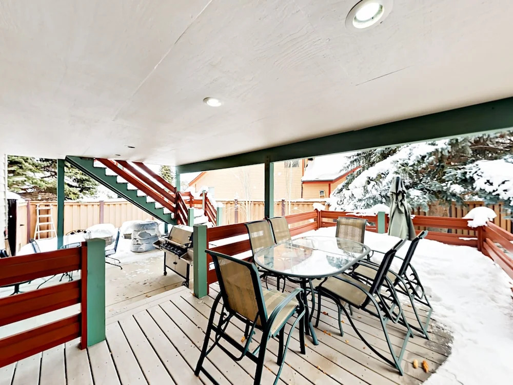 Large Near Shuttle To Slopes & Sundance 5 Bedroom Home