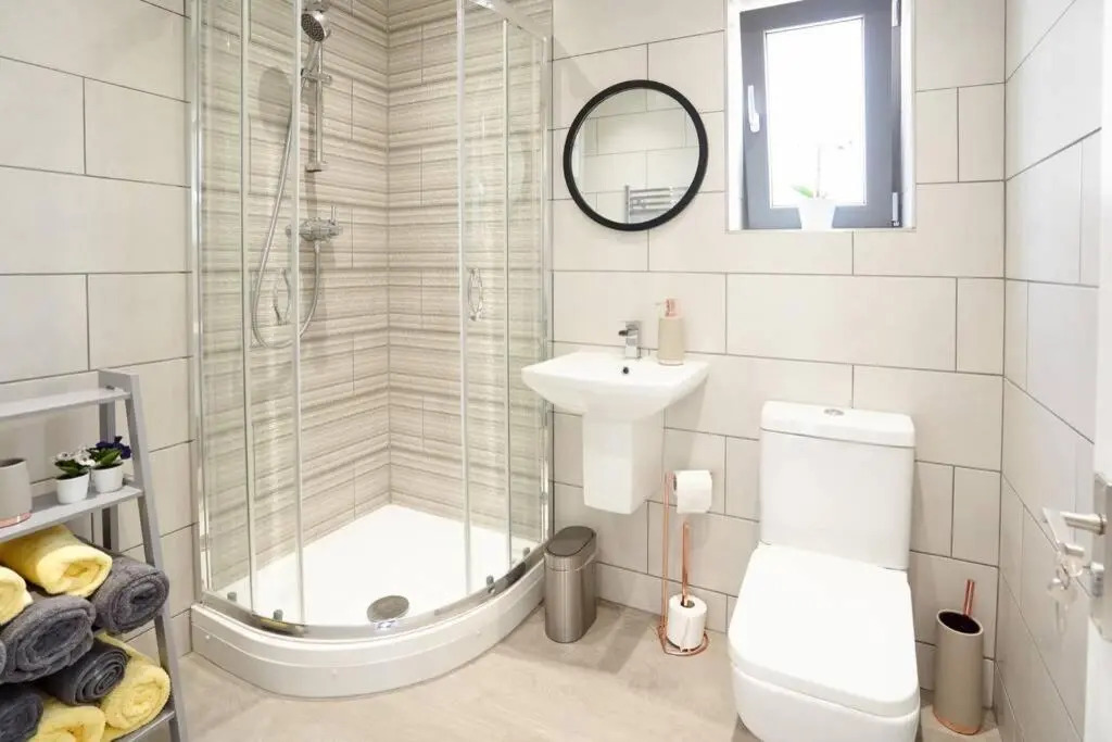 Home From Home - 4 Double Bed House with Parking
