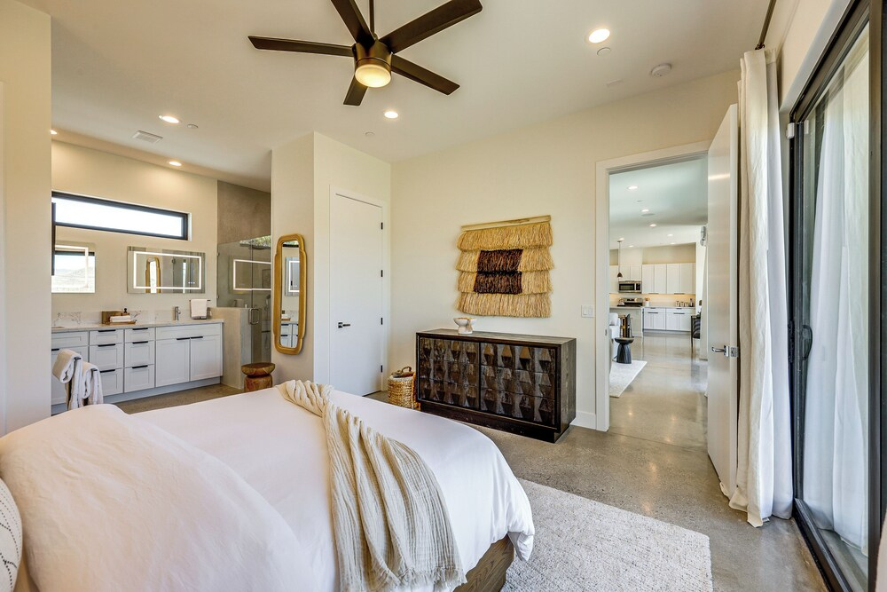 ~ 10 Mi to Joshua Tree: Luxe Yucca Valley Home