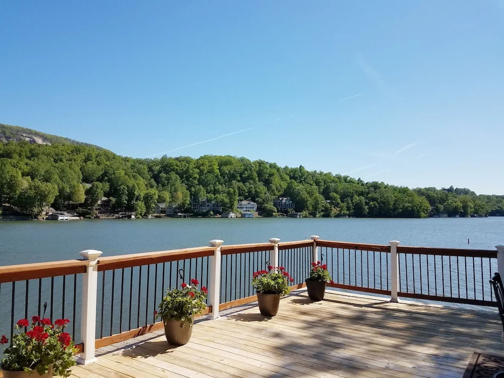 Lakefront : Deck W/ Blue Ridge Mountain View 2 Bedroom Home