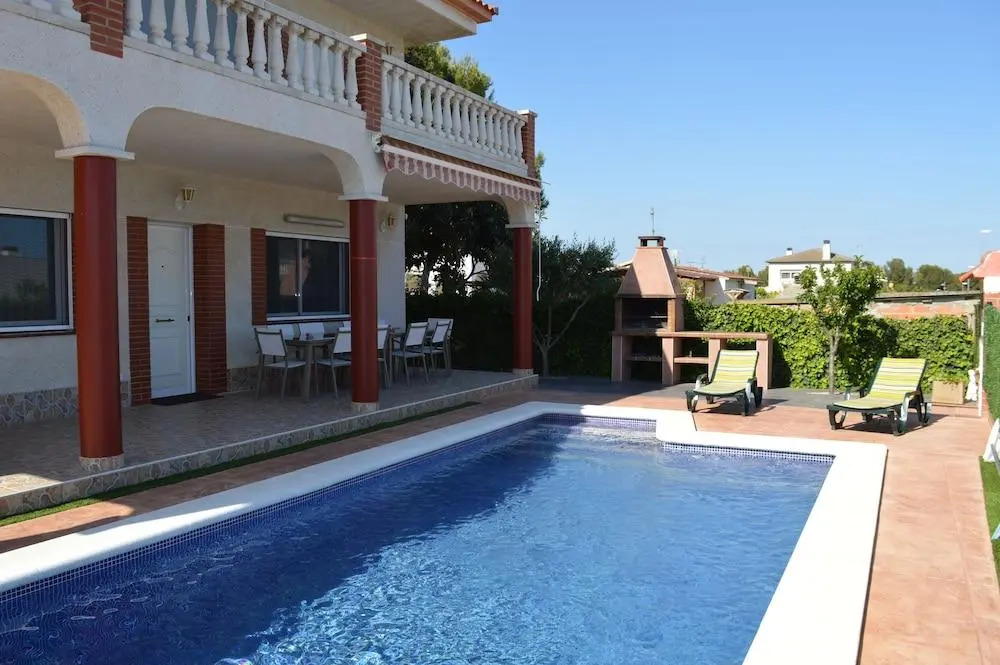 Vista Cunit es una gran casa con piscina, barbacoa