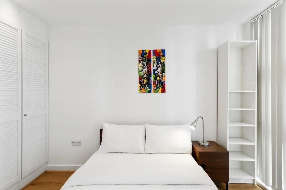 2 Bed W/private Balcony 10 min to Canary Wharf Stn