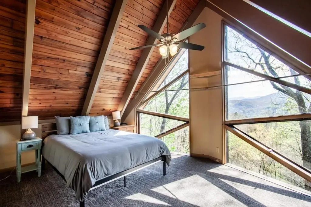 Bear View Chalet with hot tub and near Ober