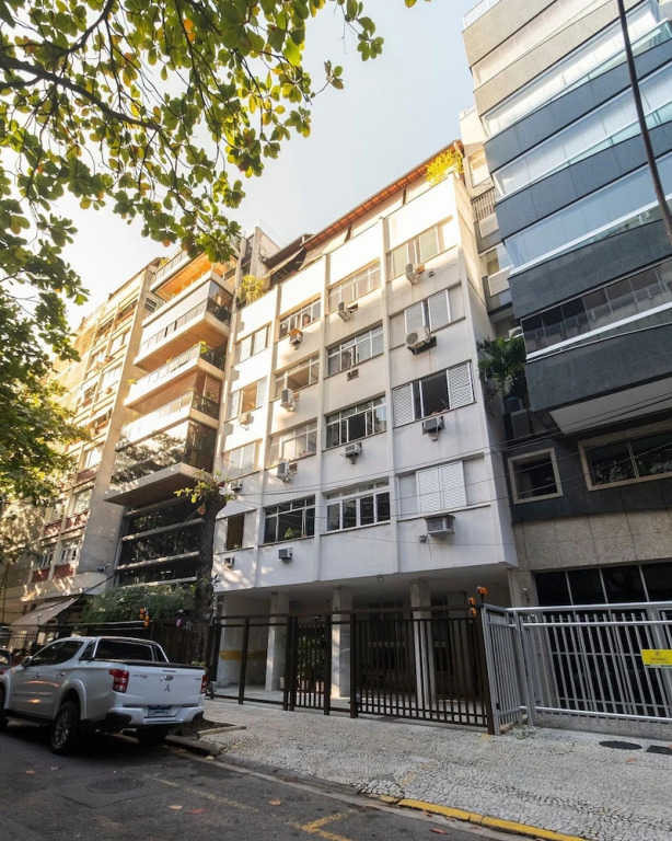 Leblon 2BR Apt 1 Min From the Beach - by Casape