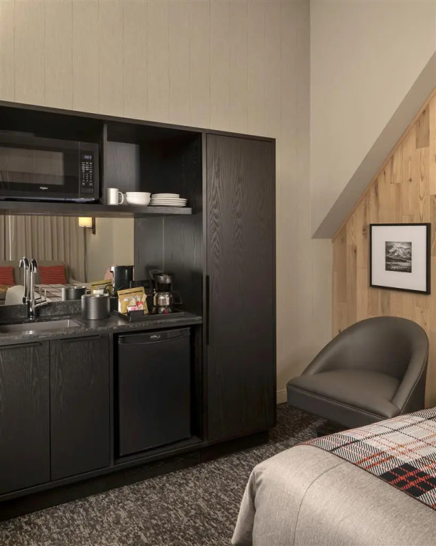 Peaks Hotel and Suites
