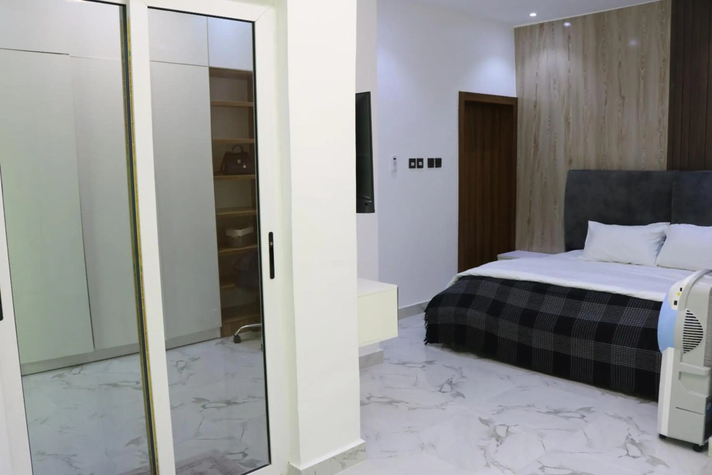 Excellent 2 bed apartment in Lekki Phase1 With SuperFast Wi-fi & 247 Power
