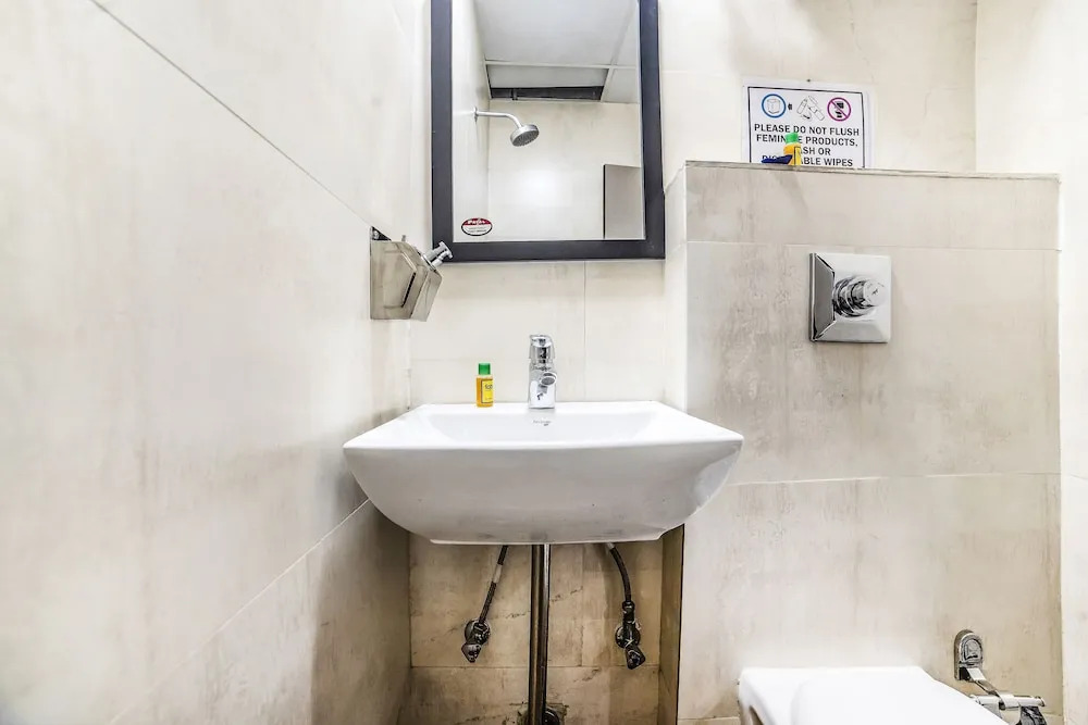 FabHotel Red Inn Sector 15