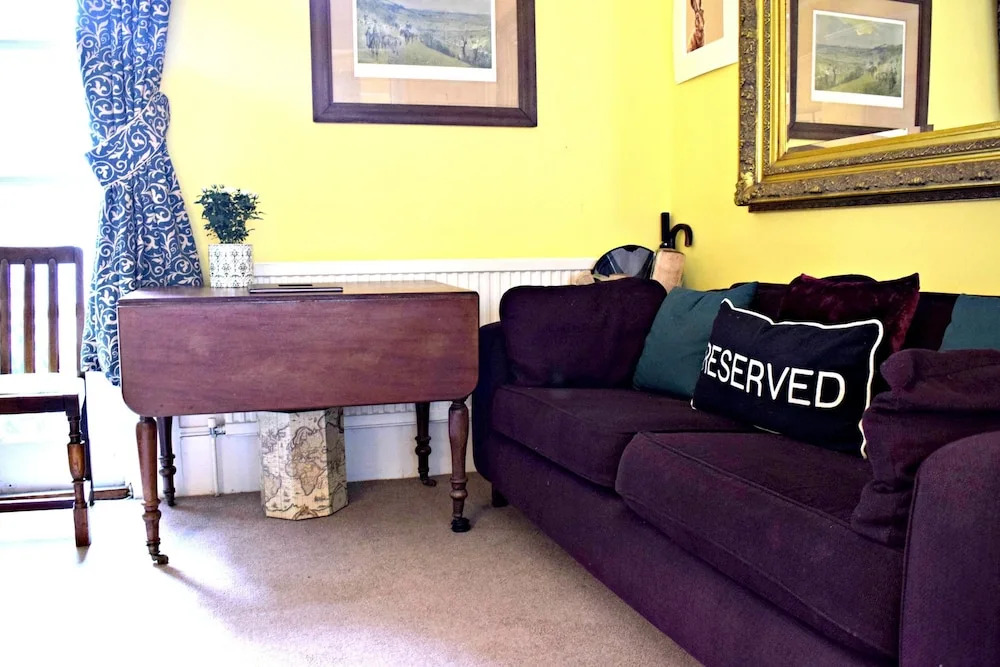 3 Bedroom Clapham Home With Patio