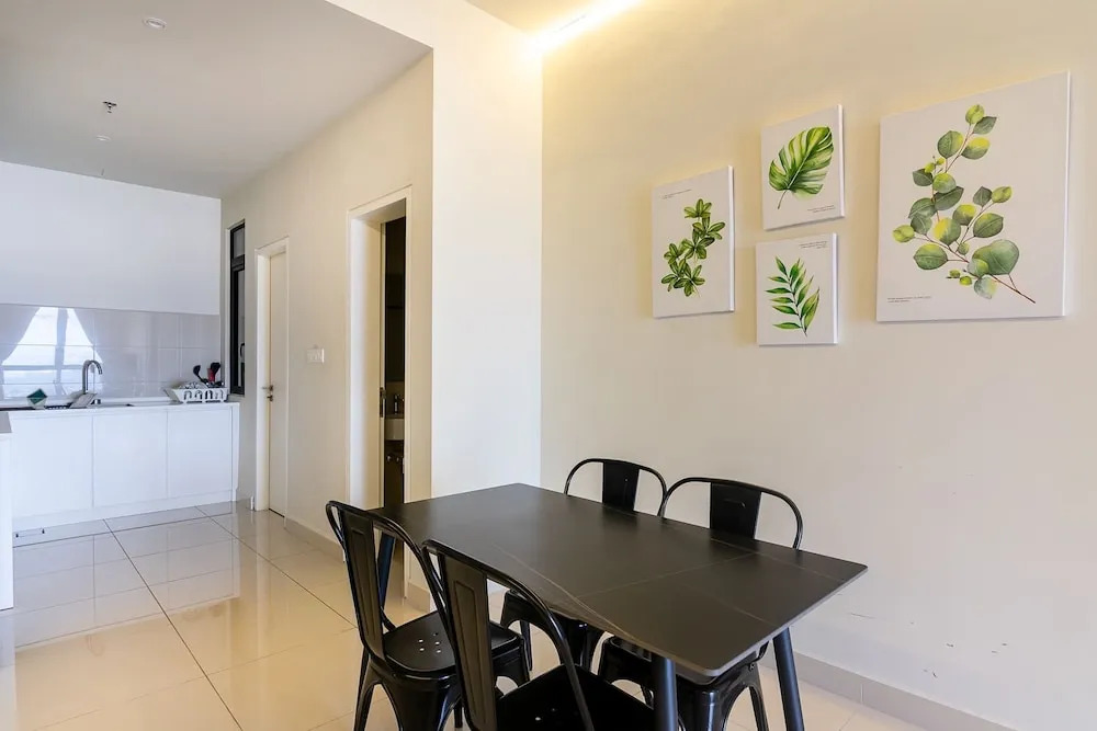 Modern 2BR Stay, Pool, Near Jonker St Melaka