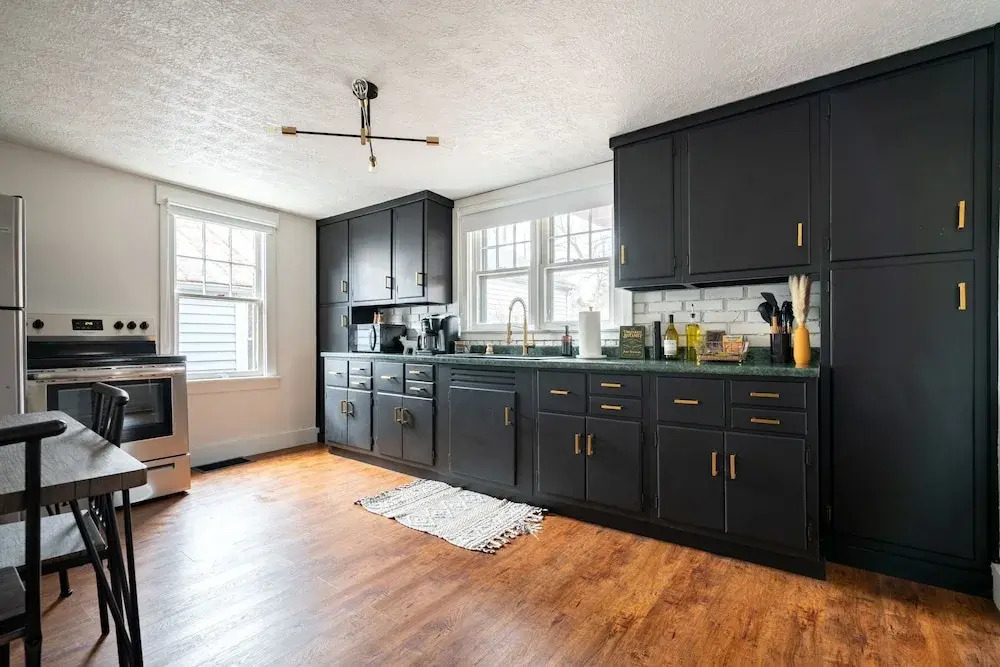 Jungle House Chillicothe Sleeps 24 Downtown Ohio Free Parking - Walk to Historic District - 5BR Luxury Home - Pet Friendly - King Beds - Over 5,800 Five Star Stays