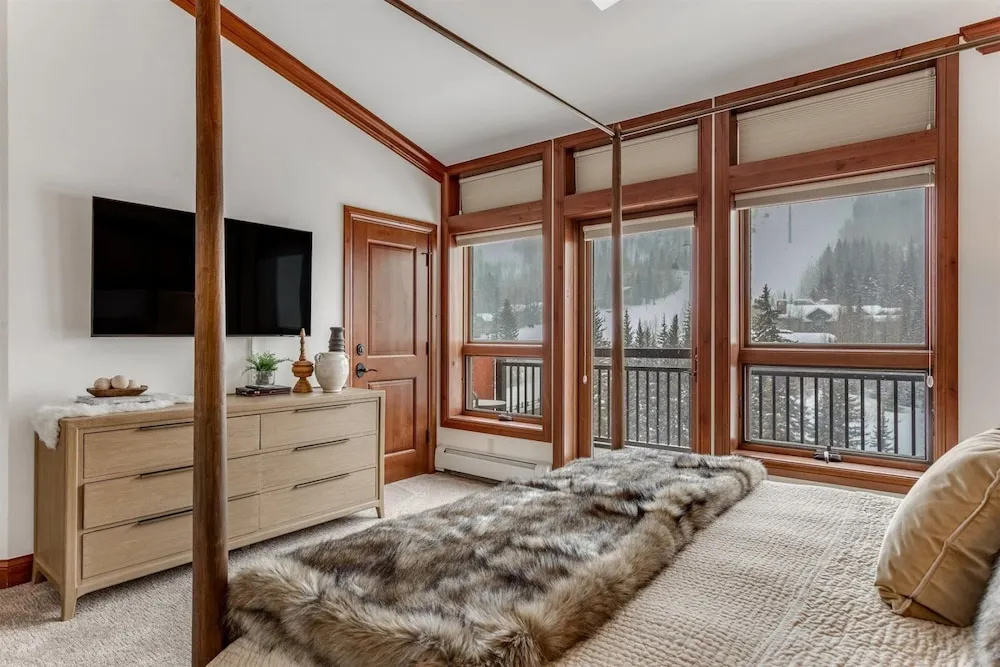 Exclusive 4 Bedroom Ski In, Ski Out Vacation Rental With Hot Tubs And Heated Outdoor Pool In Lionshead Village