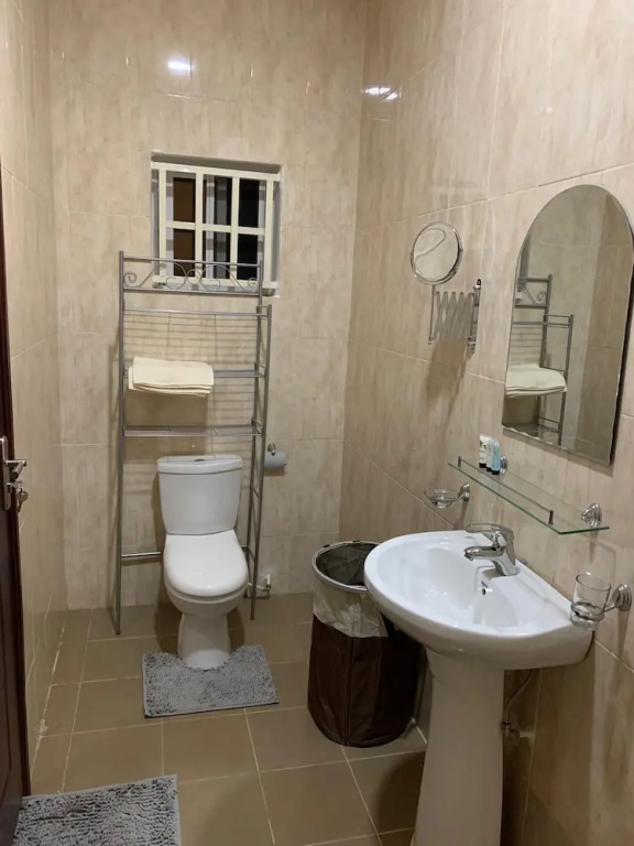Entire Cozy 2-bedroom House Plus Free Car Use