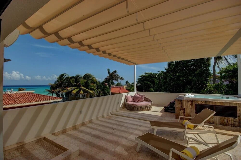 Wonderful 6 Bedroom villa 5 steps to the Best Beach in Playacar