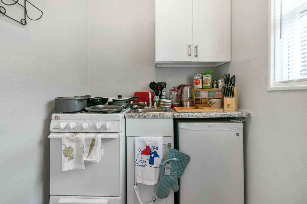 Studio Apt For A Long Term Stay With Parking Included!