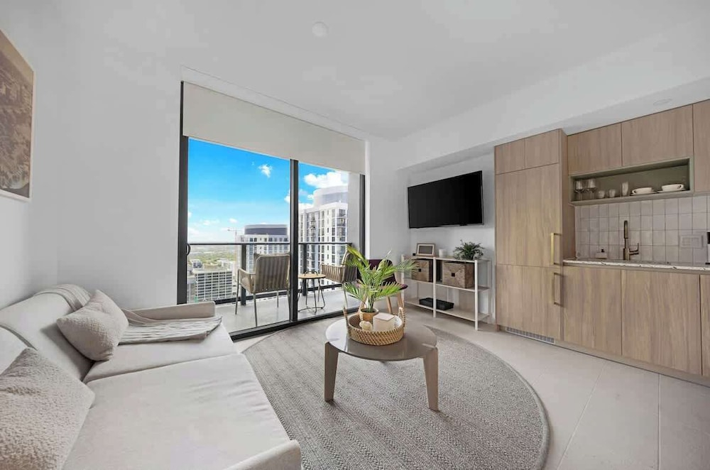 Upscale 1BD Condo in Miami- City Views