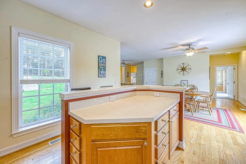 Lake Lovers Delight - Lakefront Home With Private Dock & Pool Table - Dogs OK