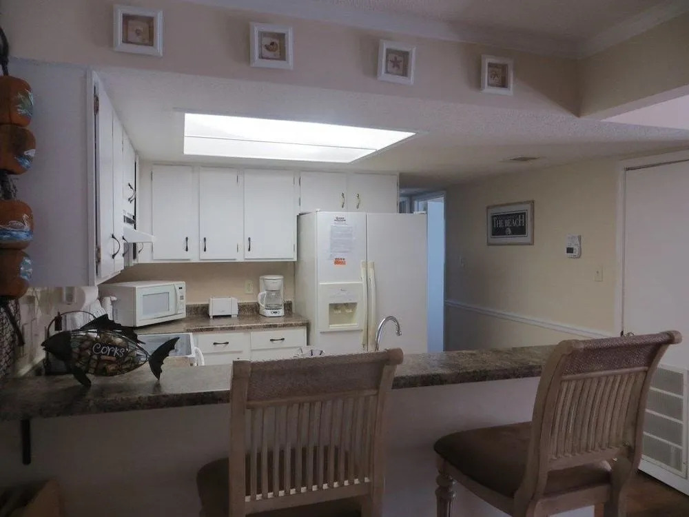 Romar Village 112 - 2 Br condo by RedAwning