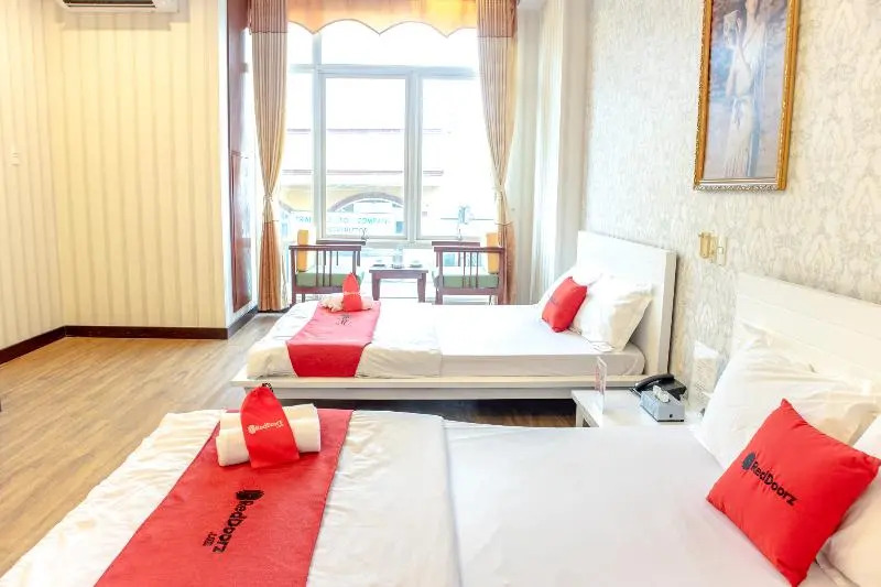 RedDoorz Plus @ Nguyen Thi Thap Street
