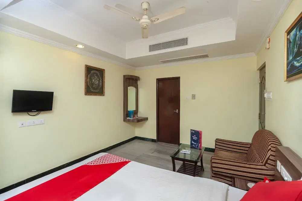 OYO 10807 Hotel Auro