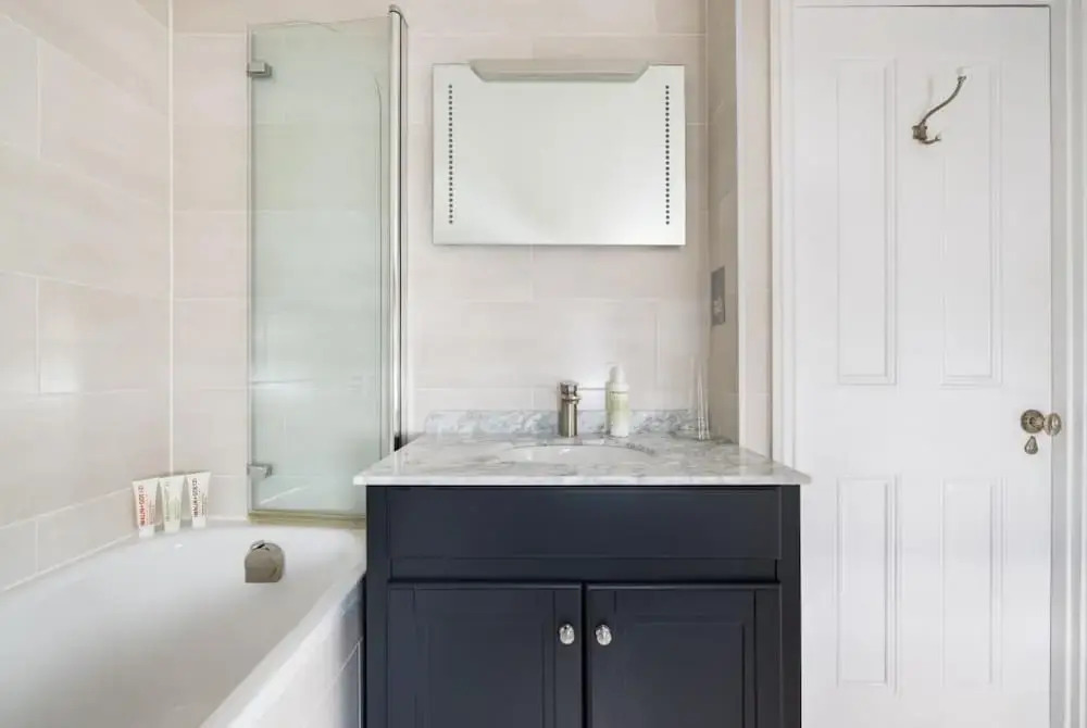 The Clapham Classic - Stylish 5bdr Family Home With Garden, London