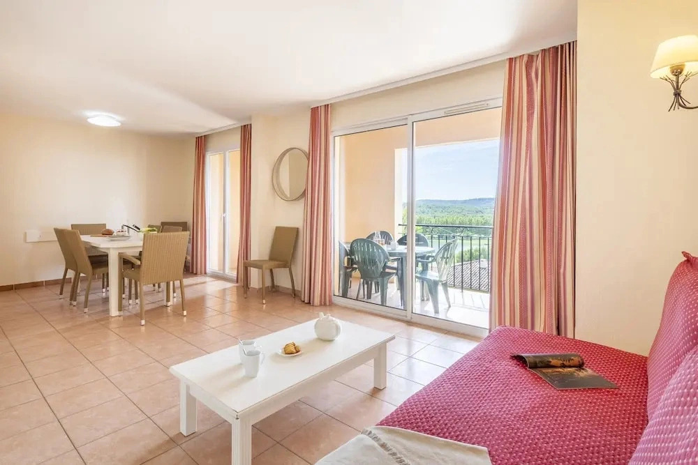 Apartment With Wave Pools Access