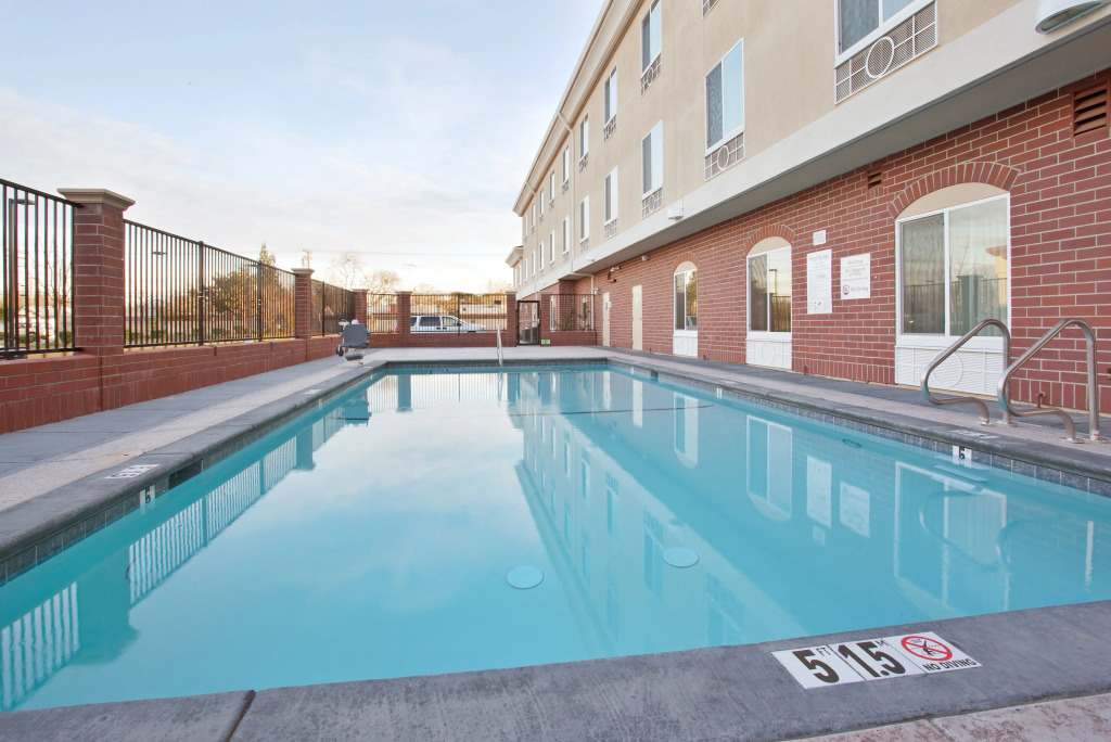 Holiday Inn Express & Suites Sacramento NE Cal Expo by IHG
