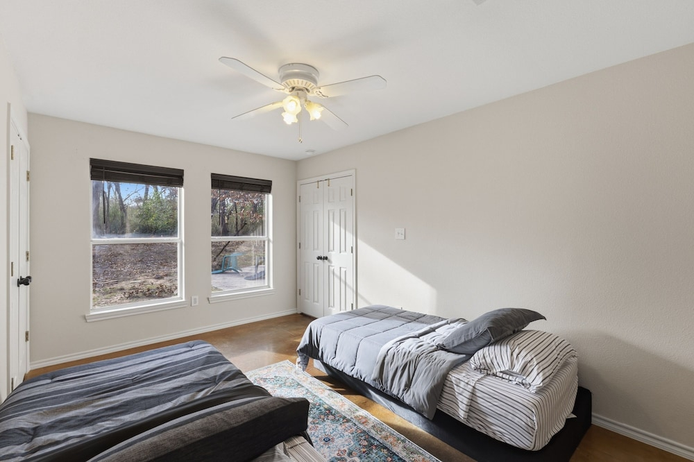 Oakwood Oasis: 1.4 Acres Of Tranquility 6 Bedroom Home