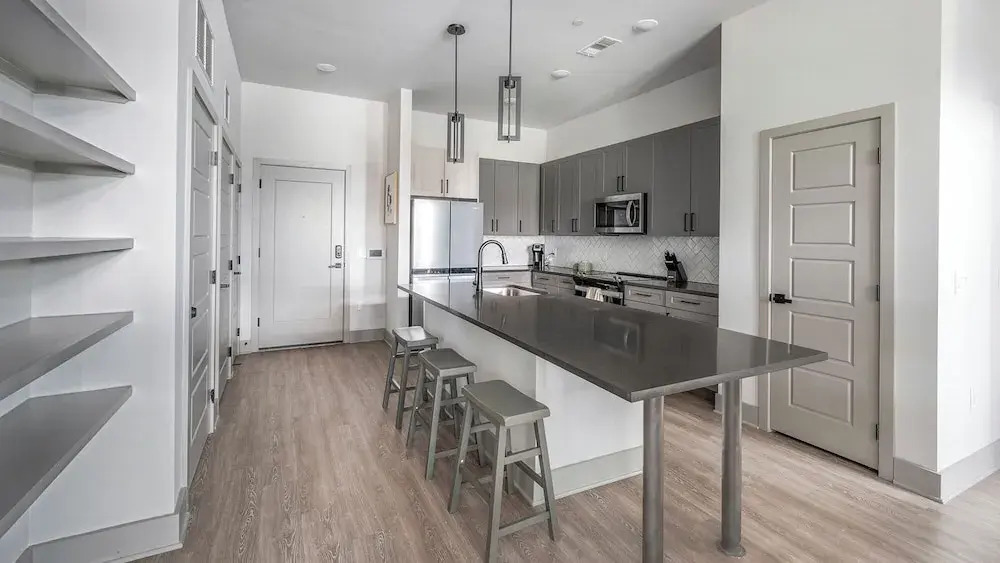 Landing Beautiful 1BD Pool Gym