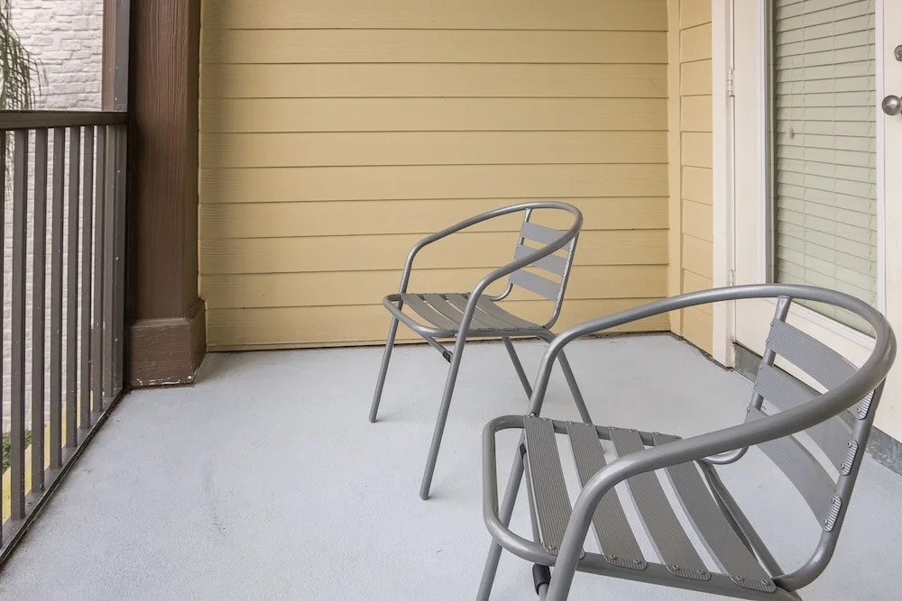 Southside 1 BR Apt with Parking by Frontdesk