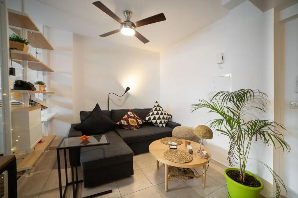 Modern studio in the historic center near beach