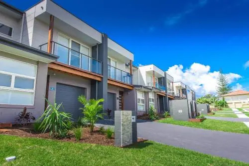 Escape At Nobbys Executive Townhouse 1 74 Pacific Drive