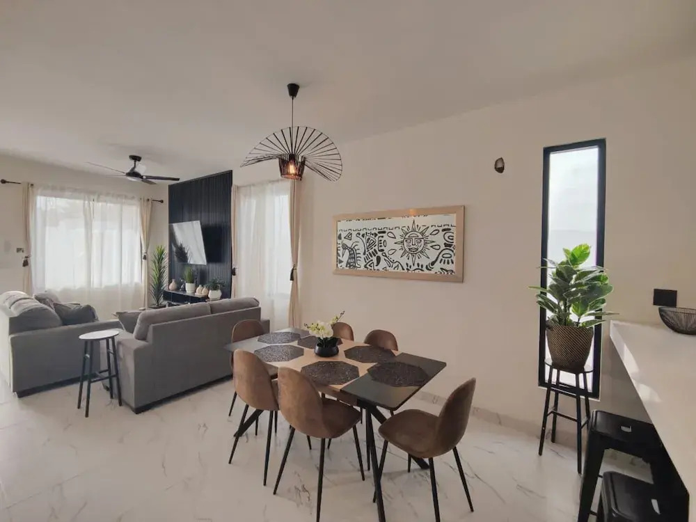 Beautiful 3bed 2bath new Home With Pool in Town