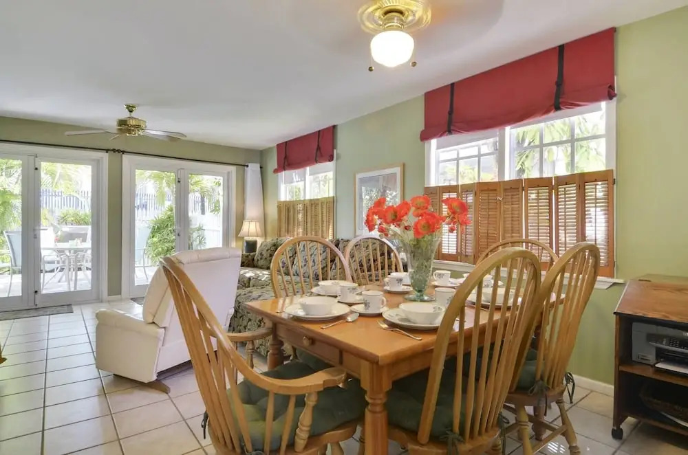 Linger Longer by Avantstay Key West Walkable Gated Community, Shared Pool Month Long Stays Only
